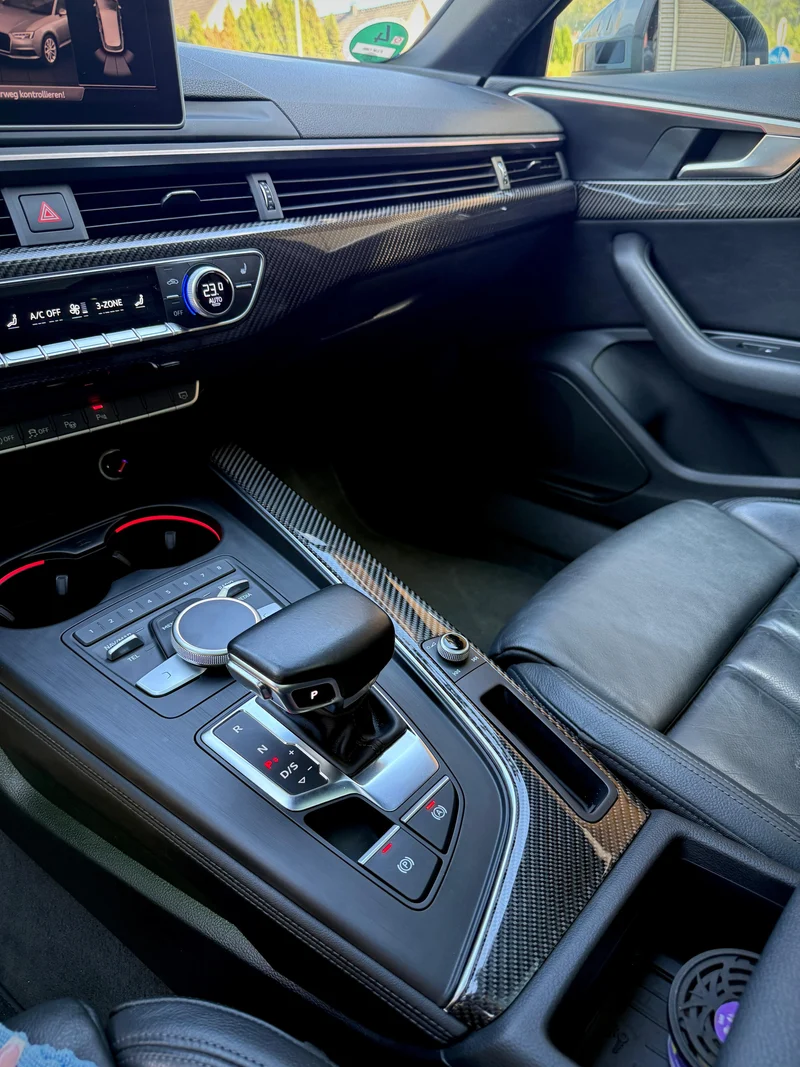 Carbon Interieurleisten Audi A4 / S4 / RS4 B9 inkl. Einbau