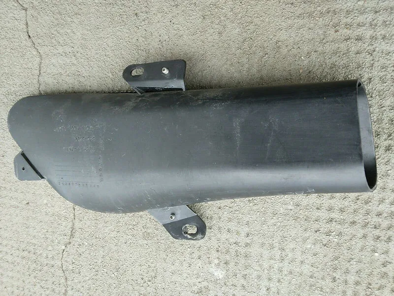 Original Ferrari Luftauslasskanal vorne links Kotflügel Luftkanal 84243700